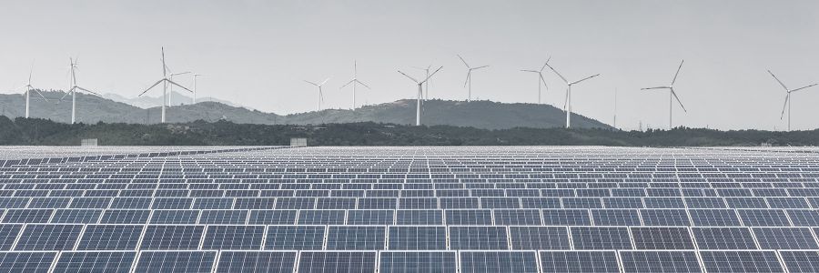 Solarpaneele und Windkraftanlagen