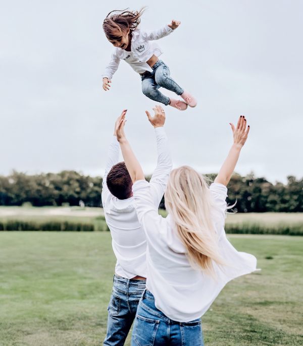 Erschöpfte junge Frau mit drei kleinen Kindern