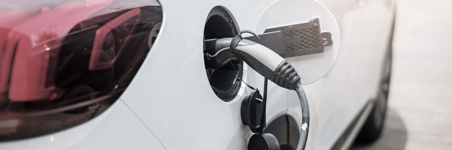 Elektroauto mit Ladekabel