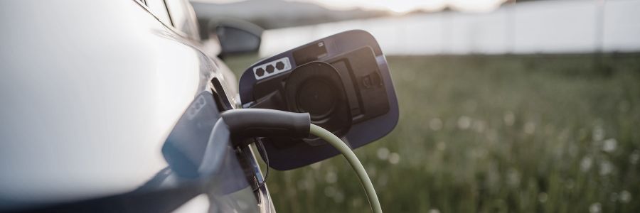 Elektroauto mit Ladekabel